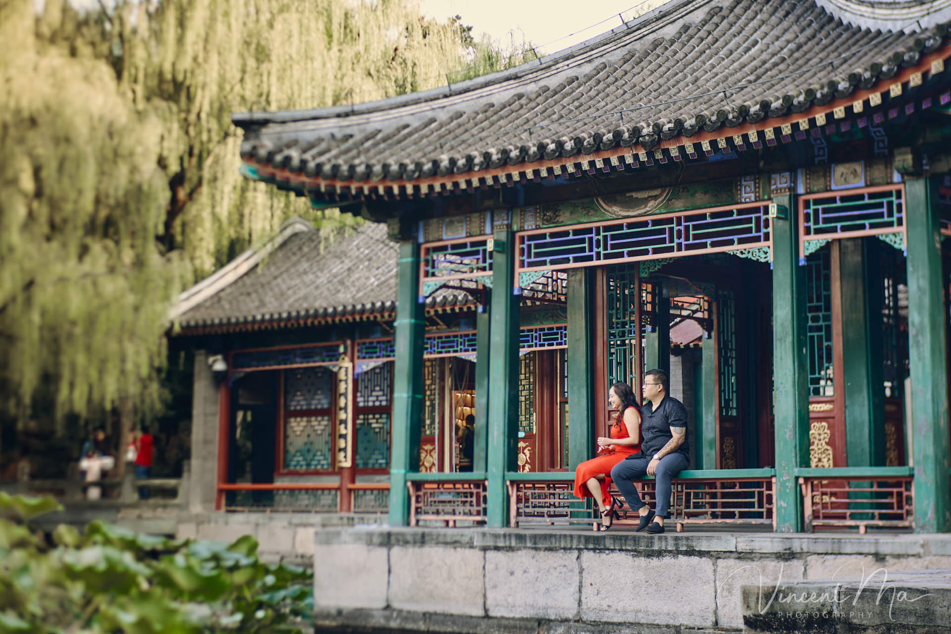 A couple enjoying an engagement photoshoot at the Summer Palace in Beijing