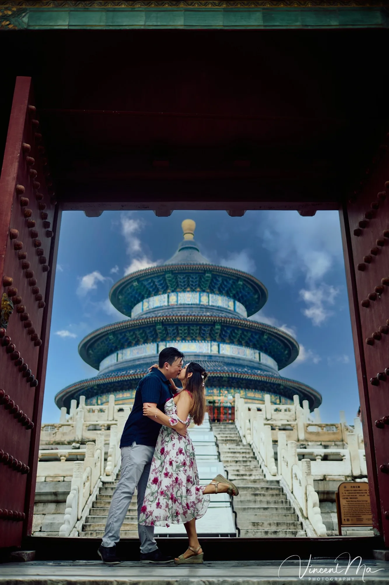 A foreign couple in traditional Chinese - style clothing, the man kneeling on one knee to propose to the woman in front of the majestic Hall of Prayer for Good Harvests in the Temple of Heaven.Beijing photoshoot-Beijing photographer