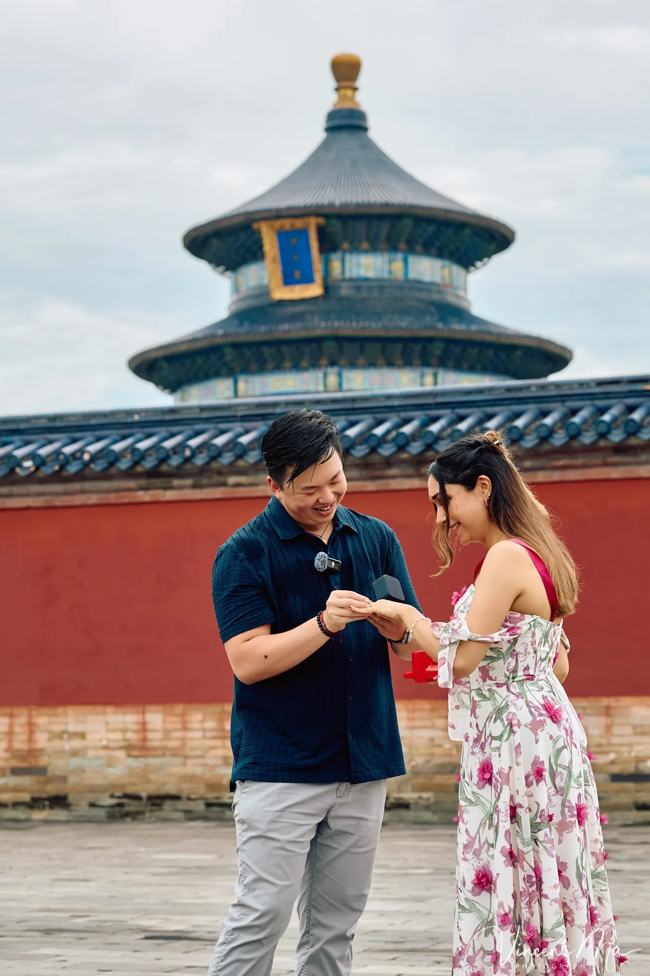 A foreign couple in traditional Chinese - style clothing, the man kneeling on one knee to propose to the woman in front of the majestic Hall of Prayer for Good Harvests in the Temple of Heaven.Beijing photoshoot-Beijing photographer