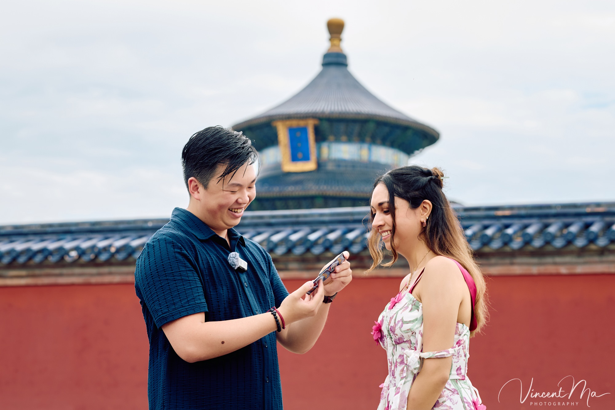 A foreign couple in traditional Chinese - style clothing, the man kneeling on one knee to propose to the woman in front of the majestic Hall of Prayer for Good Harvests in the Temple of Heaven