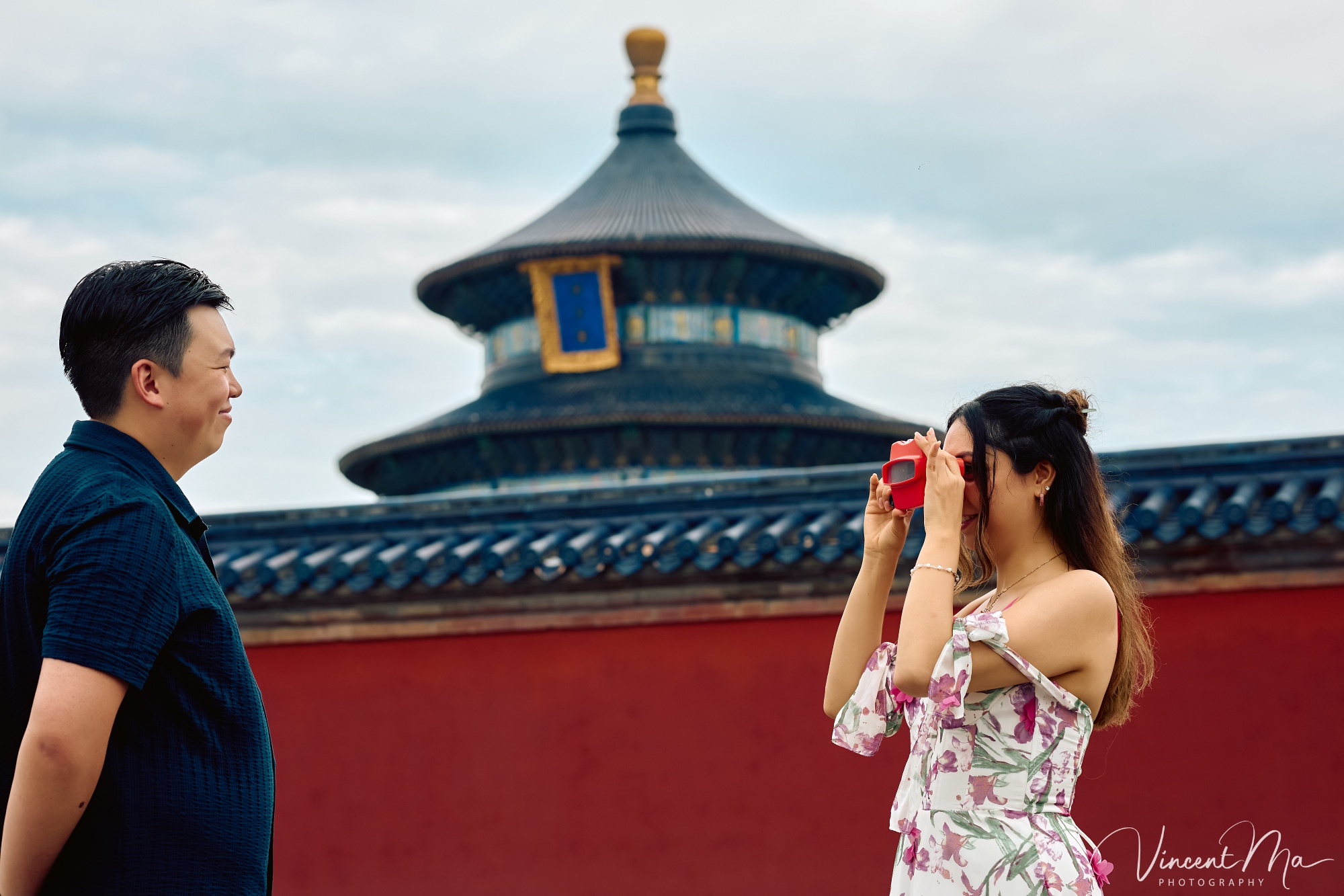 A foreign couple in traditional Chinese - style clothing, the man kneeling on one knee to propose to the woman in front of the majestic Hall of Prayer for Good Harvests in the Temple of Heaven