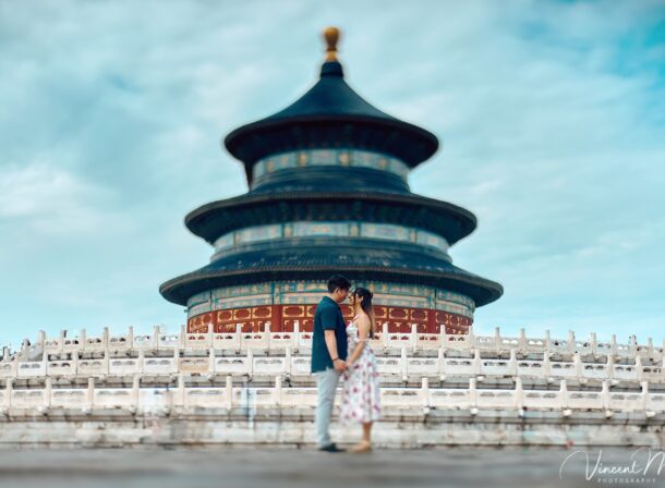 A foreign couple in traditional Chinese - style clothing, the man kneeling on one knee to propose to the woman in front of the majestic Hall of Prayer for Good Harvests in the Temple of Heaven