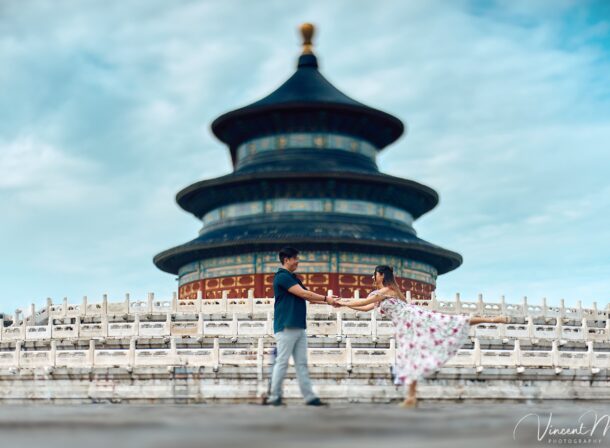 A foreign couple in traditional Chinese - style clothing, the man kneeling on one knee to propose to the woman in front of the majestic Hall of Prayer for Good Harvests in the Temple of Heaven