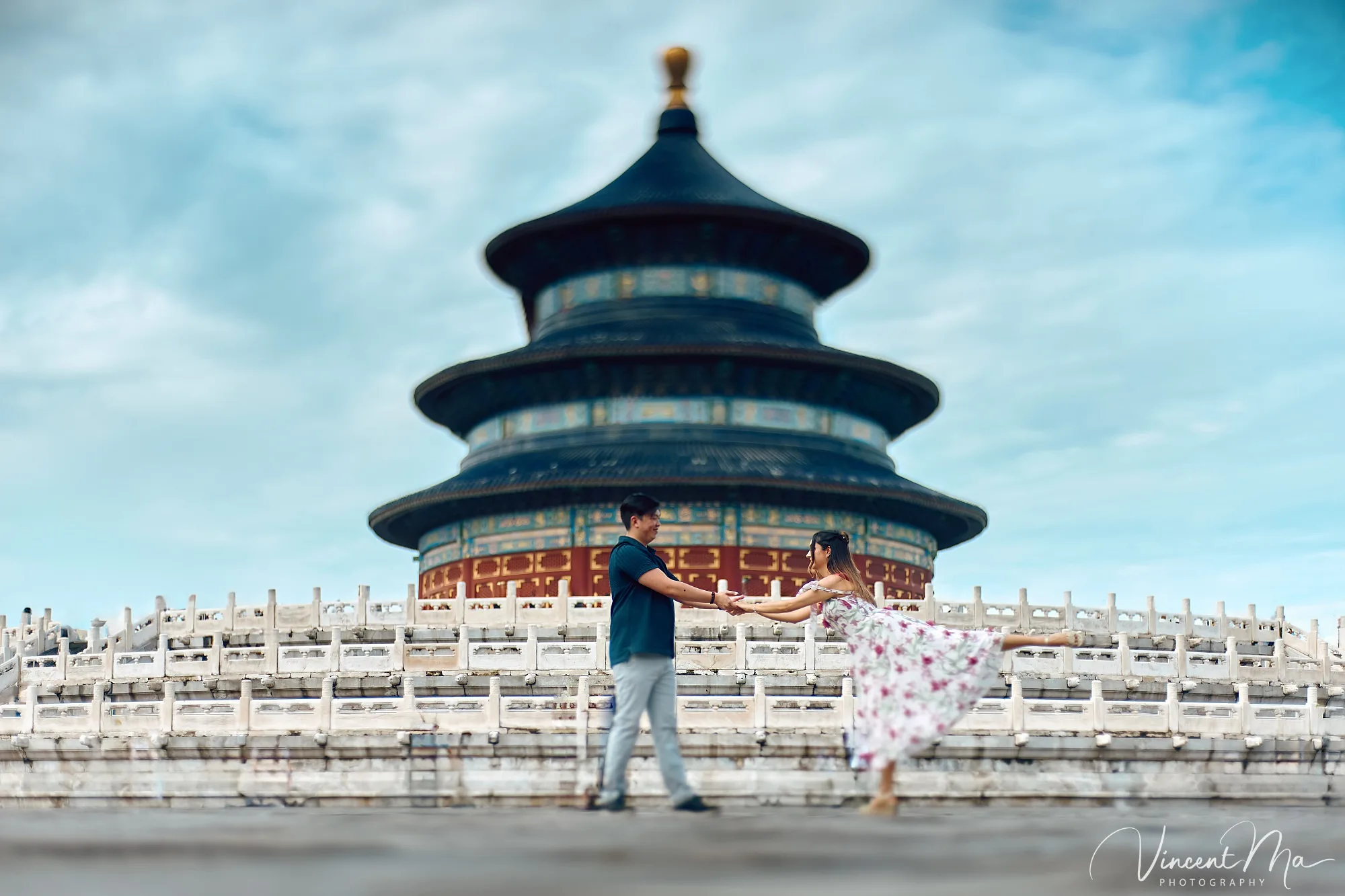 A foreign couple in traditional Chinese - style clothing, the man kneeling on one knee to propose to the woman in front of the majestic Hall of Prayer for Good Harvests in the Temple of Heaven.Beijing photoshoot-Beijing photographer
