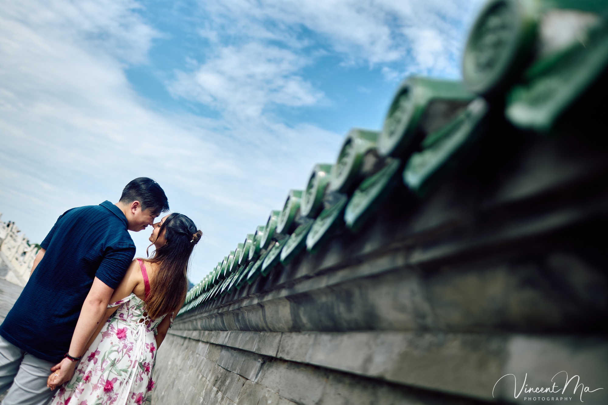 A foreign couple in traditional Chinese - style clothing, the man kneeling on one knee to propose to the woman in front of the majestic Hall of Prayer for Good Harvests in the Temple of Heaven