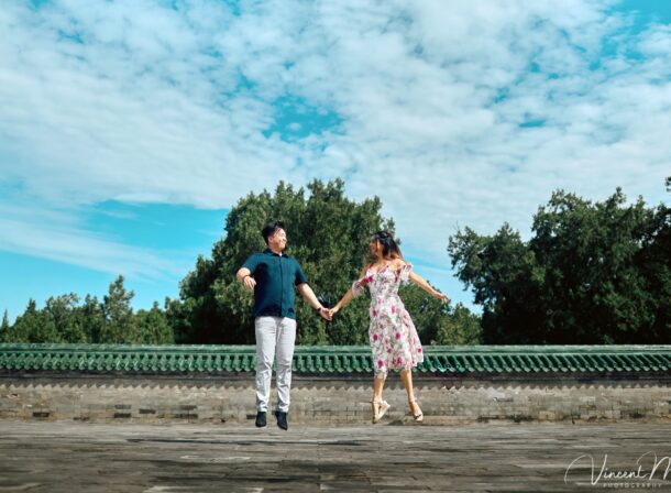 A foreign couple in traditional Chinese - style clothing, the man kneeling on one knee to propose to the woman in front of the majestic Hall of Prayer for Good Harvests in the Temple of Heaven