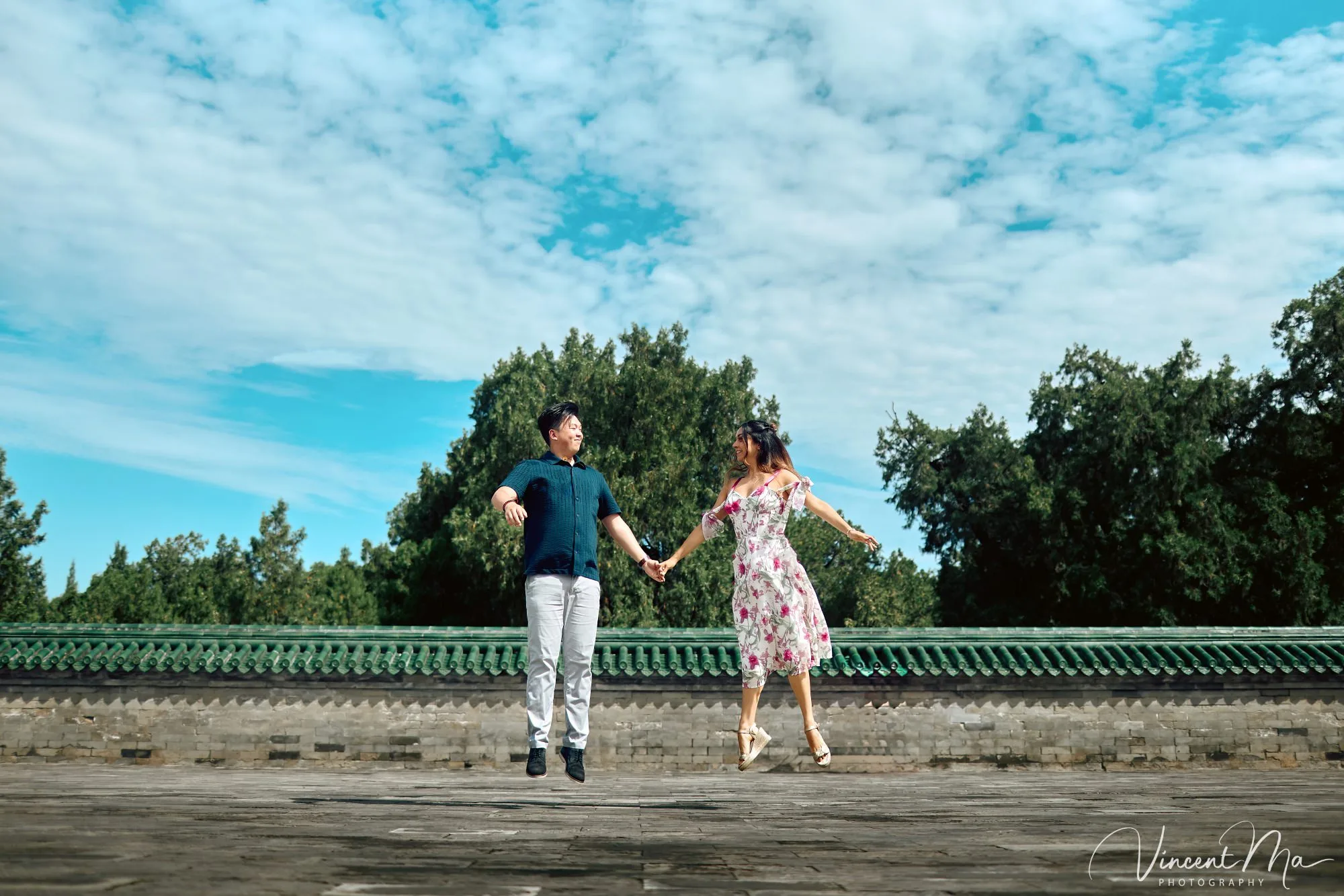 A foreign couple in traditional Chinese - style clothing, the man kneeling on one knee to propose to the woman in front of the majestic Hall of Prayer for Good Harvests in the Temple of Heaven.Beijing photoshoot-Beijing photographer