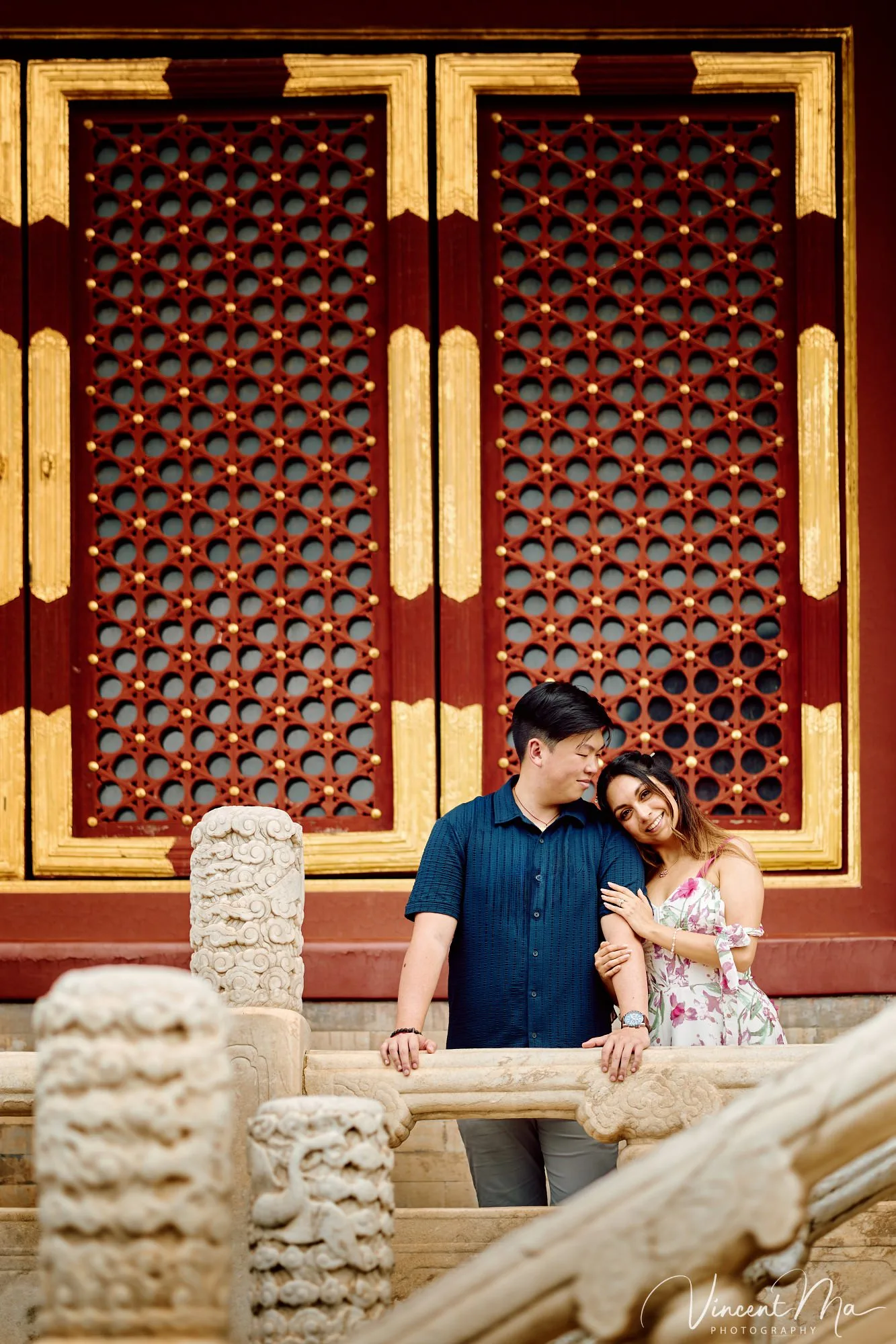 A foreign couple in traditional Chinese - style clothing, the man kneeling on one knee to propose to the woman in front of the majestic Hall of Prayer for Good Harvests in the Temple of Heaven.Beijing photoshoot-Beijing photographer