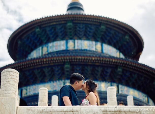 A foreign couple in traditional Chinese - style clothing, the man kneeling on one knee to propose to the woman in front of the majestic Hall of Prayer for Good Harvests in the Temple of Heaven