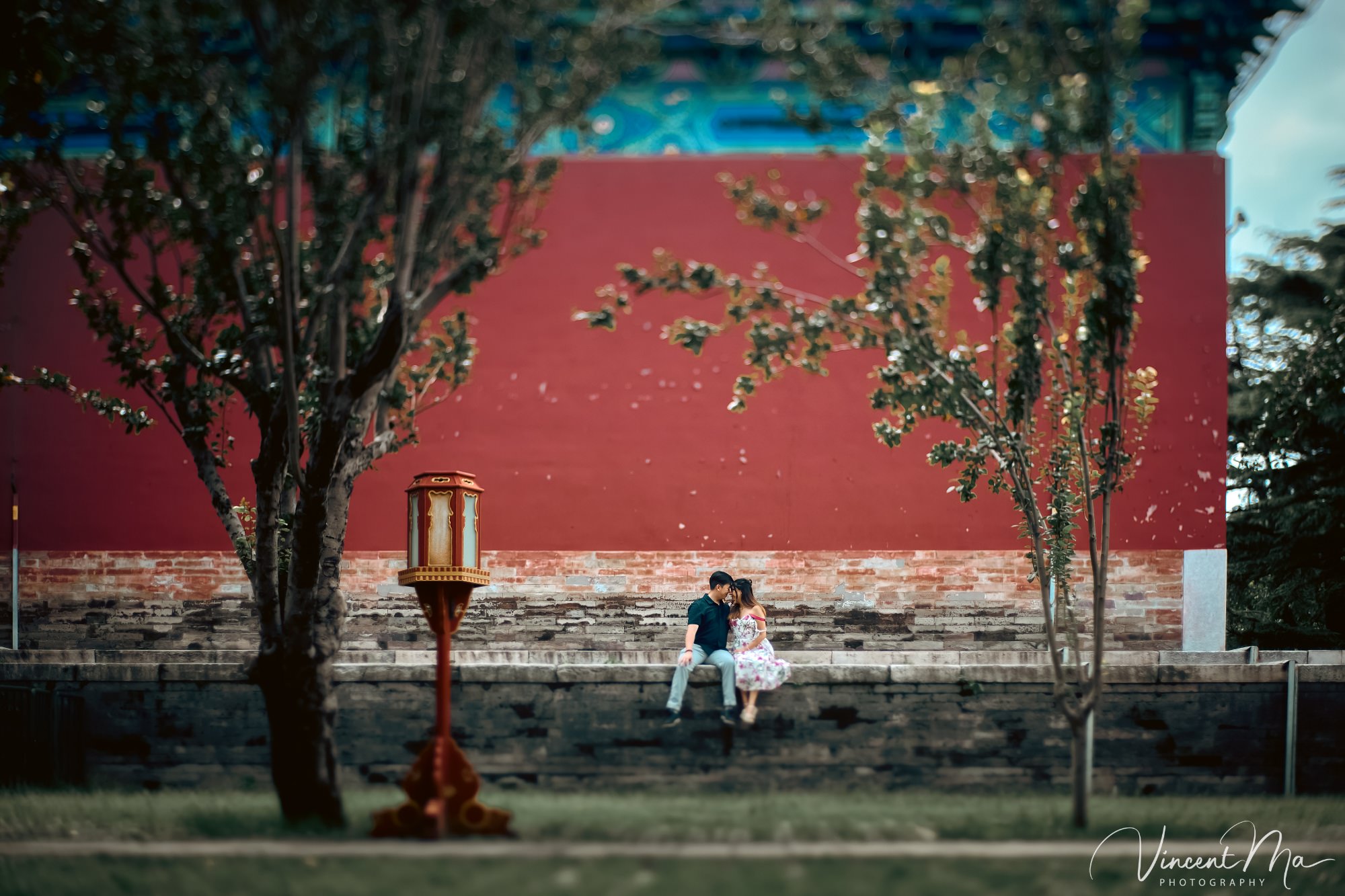 A foreign couple in traditional Chinese - style clothing, the man kneeling on one knee to propose to the woman in front of the majestic Hall of Prayer for Good Harvests in the Temple of Heaven