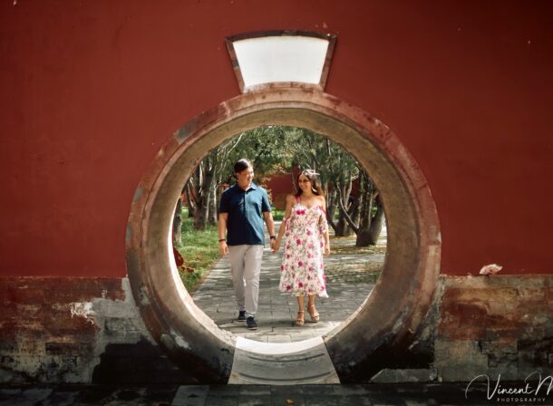 A foreign couple in traditional Chinese - style clothing, the man kneeling on one knee to propose to the woman in front of the majestic Hall of Prayer for Good Harvests in the Temple of Heaven