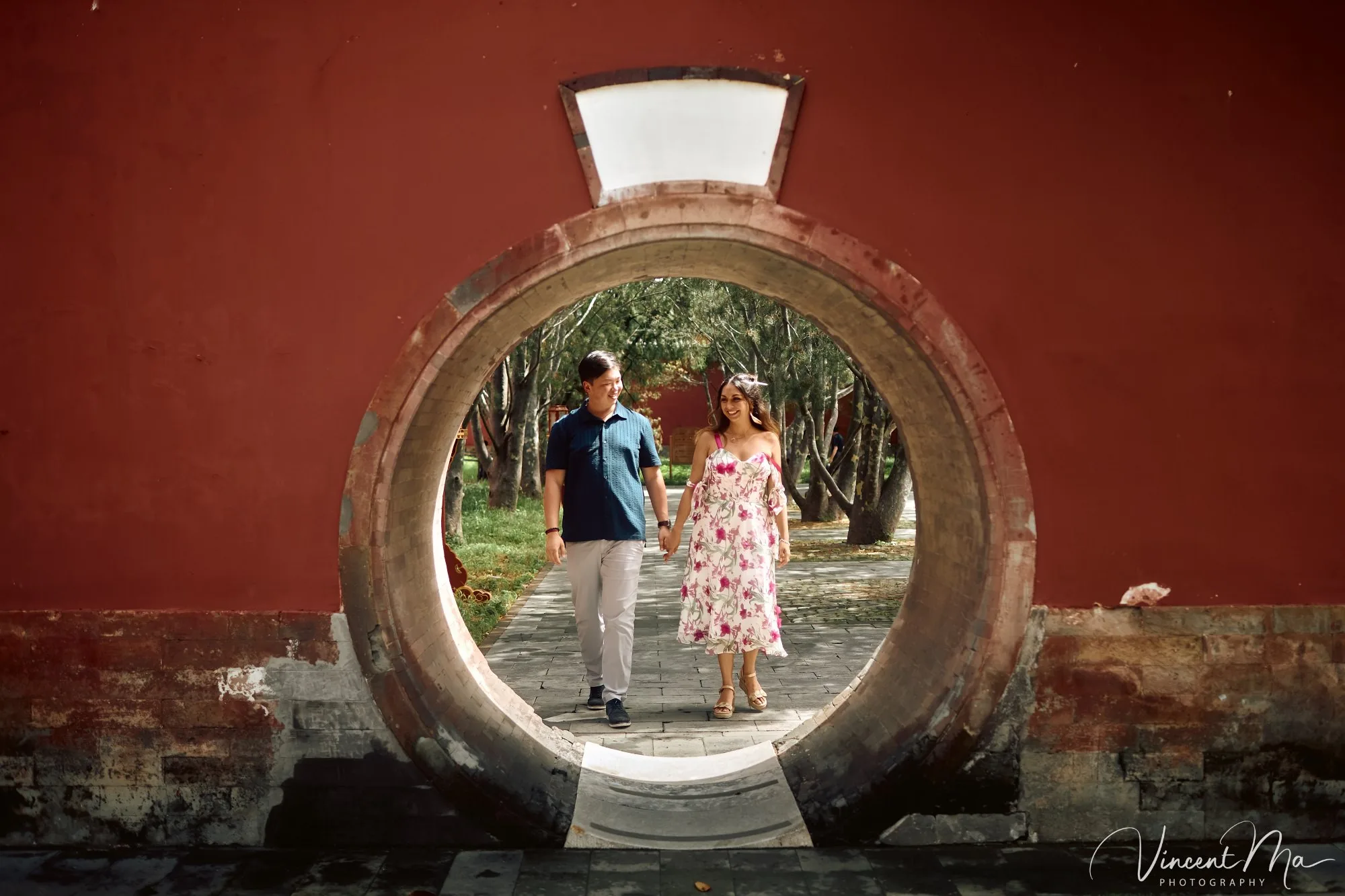 A foreign couple in traditional Chinese - style clothing, the man kneeling on one knee to propose to the woman in front of the majestic Hall of Prayer for Good Harvests in the Temple of Heaven.Beijing photoshoot-Beijing photographer