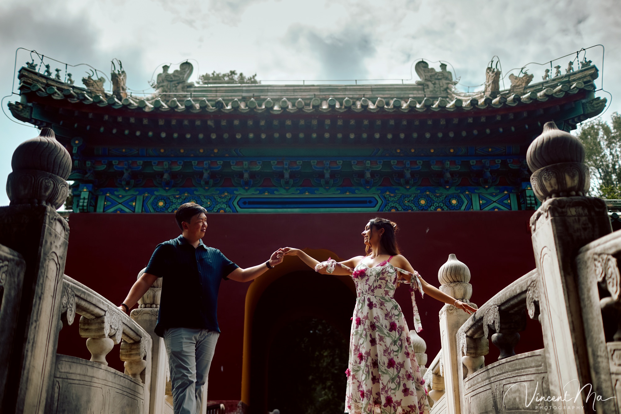 A foreign couple in traditional Chinese - style clothing, the man kneeling on one knee to propose to the woman in front of the majestic Hall of Prayer for Good Harvests in the Temple of Heaven