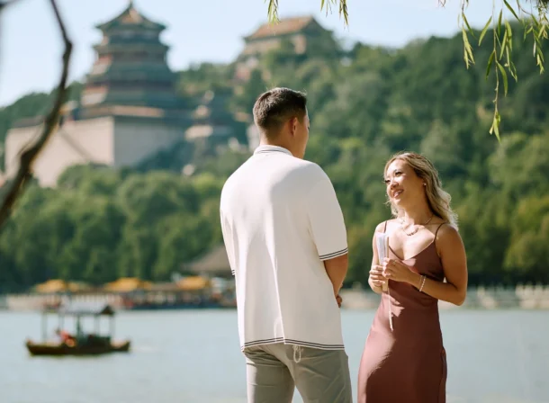 An American couple's proposal at Zhichun Pavilion in the Summer Palace, Beijing, with the Fragrant Hill Pavilion in the background, accompanied by beautiful lake and mountain views.