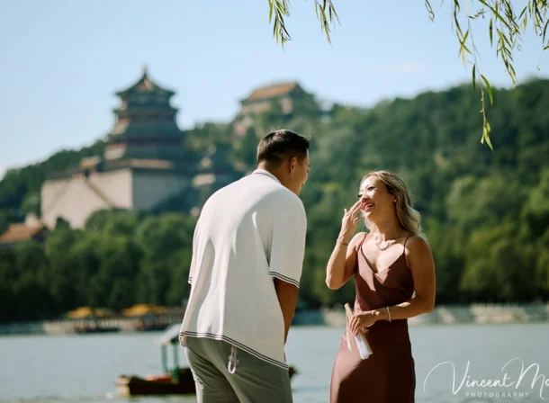 An American couple's proposal at Zhichun Pavilion in the Summer Palace, Beijing, with the Fragrant Hill Pavilion in the background, accompanied by beautiful lake and mountain views.