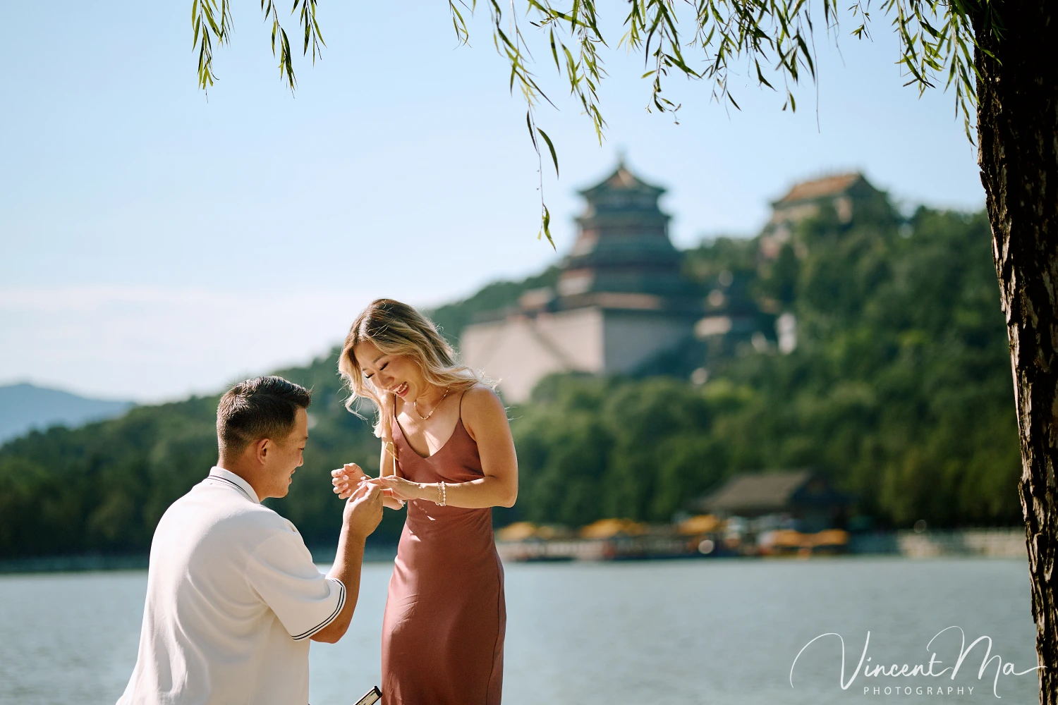 An American couple's proposal at Zhichun Pavilion in the Summer Palace, Beijing, with the Fragrant Hill Pavilion in the background, accompanied by beautiful lake and mountain views.