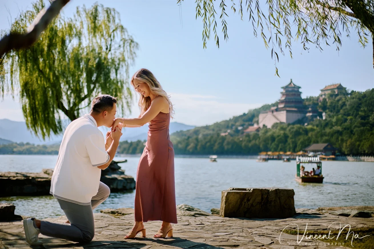 An American couple's proposal at Zhichun Pavilion in the Summer Palace, Beijing, with the Fragrant Hill Pavilion in the background, accompanied by beautiful lake and mountain views.