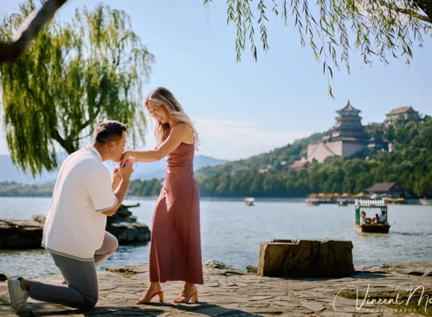 An American couple's proposal at Zhichun Pavilion in the Summer Palace, Beijing, with the Fragrant Hill Pavilion in the background, accompanied by beautiful lake and mountain views.