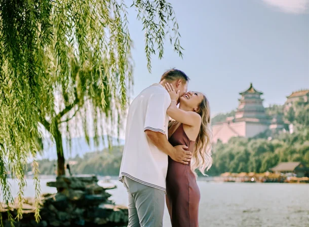 An American couple's proposal at Zhichun Pavilion in the Summer Palace, Beijing, with the Fragrant Hill Pavilion in the background, accompanied by beautiful lake and mountain views.