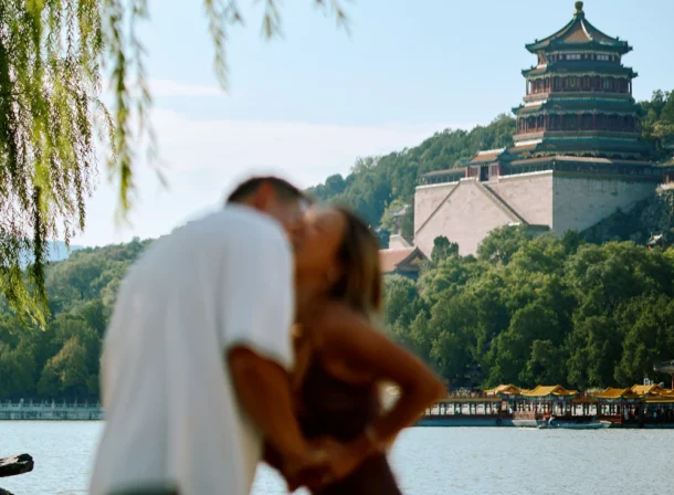 An American couple's proposal at Zhichun Pavilion in the Summer Palace, Beijing, with the Fragrant Hill Pavilion in the background, accompanied by beautiful lake and mountain views.