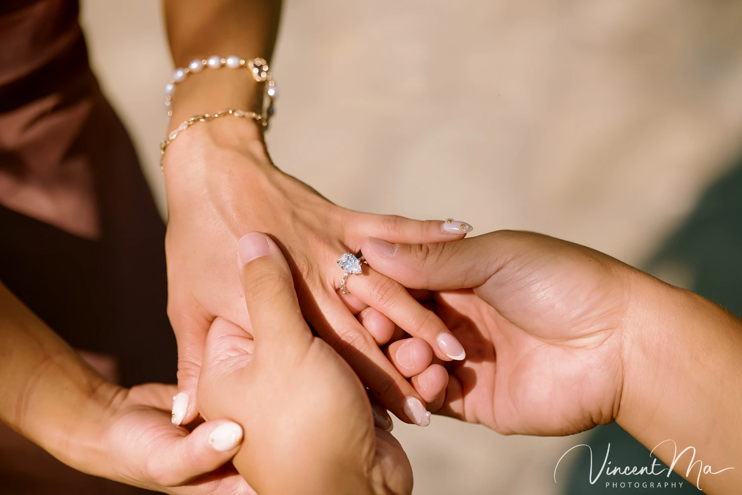 An American couple's proposal at Zhichun Pavilion in the Summer Palace, Beijing, with the Fragrant Hill Pavilion in the background, accompanied by beautiful lake and mountain views.