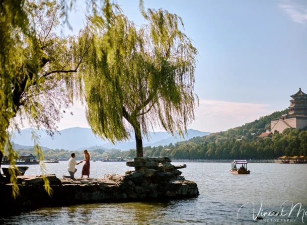 An American couple's proposal at Zhichun Pavilion in the Summer Palace, Beijing, with the Fragrant Hill Pavilion in the background, accompanied by beautiful lake and mountain views.
