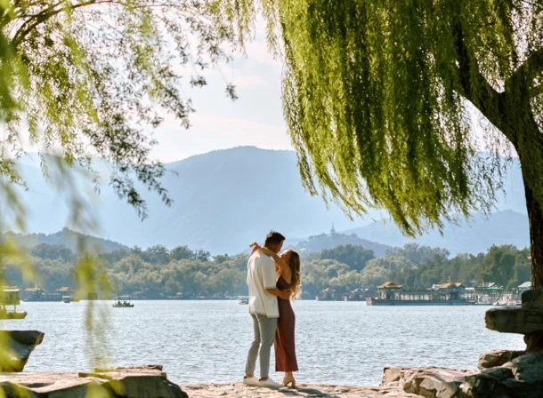 An American couple's proposal at Zhichun Pavilion in the Summer Palace, Beijing, with the Fragrant Hill Pavilion in the background, accompanied by beautiful lake and mountain views.