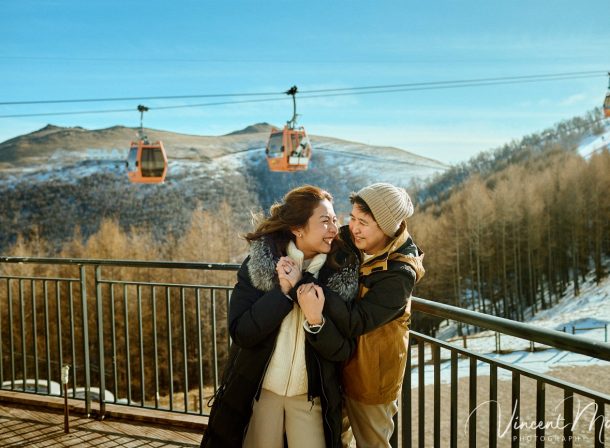 A cinematic and documentary photography series of Claire and April's same-sex winter elopement at Chongli Ski Resort, China. This minimalist wedding strips away traditional routines, featuring snowboarding in powder snow, intimate moments with their golden retrievers, and a legal online marriage ceremony via the Courtly platform by a cozy fireplace. Captured with a non-intrusive, lifestyle storytelling approach by Vincent Ma Visuals, a trusted LGBTQ-friendly photographer based in Beijing.