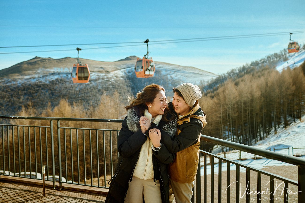 A cinematic and documentary photography series of Claire and April's same-sex winter elopement at Chongli Ski Resort, China. This minimalist wedding strips away traditional routines, featuring snowboarding in powder snow, intimate moments with their golden retrievers, and a legal online marriage ceremony via the Courtly platform by a cozy fireplace. Captured with a non-intrusive, lifestyle storytelling approach by Vincent Ma Visuals, a trusted LGBTQ-friendly photographer based in Beijing.