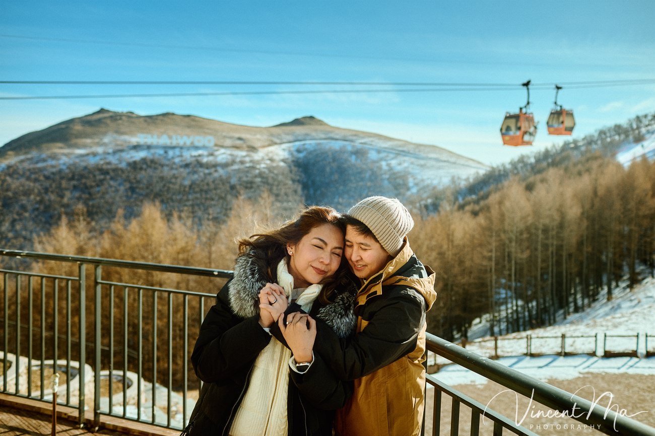 A cinematic and documentary photography series of Claire and April's same-sex winter elopement at Chongli Ski Resort, China. This minimalist wedding strips away traditional routines, featuring snowboarding in powder snow, intimate moments with their golden retrievers, and a legal online marriage ceremony via the Courtly platform by a cozy fireplace. Captured with a non-intrusive, lifestyle storytelling approach by Vincent Ma Visuals, a trusted LGBTQ-friendly photographer based in Beijing.