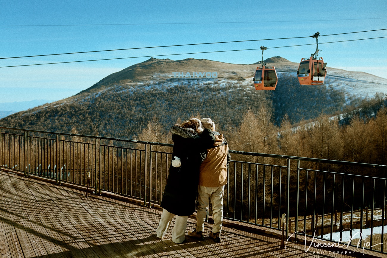 A cinematic and documentary photography series of Claire and April's same-sex winter elopement at Chongli Ski Resort, China. This minimalist wedding strips away traditional routines, featuring snowboarding in powder snow, intimate moments with their golden retrievers, and a legal online marriage ceremony via the Courtly platform by a cozy fireplace. Captured with a non-intrusive, lifestyle storytelling approach by Vincent Ma Visuals, a trusted LGBTQ-friendly photographer based in Beijing.