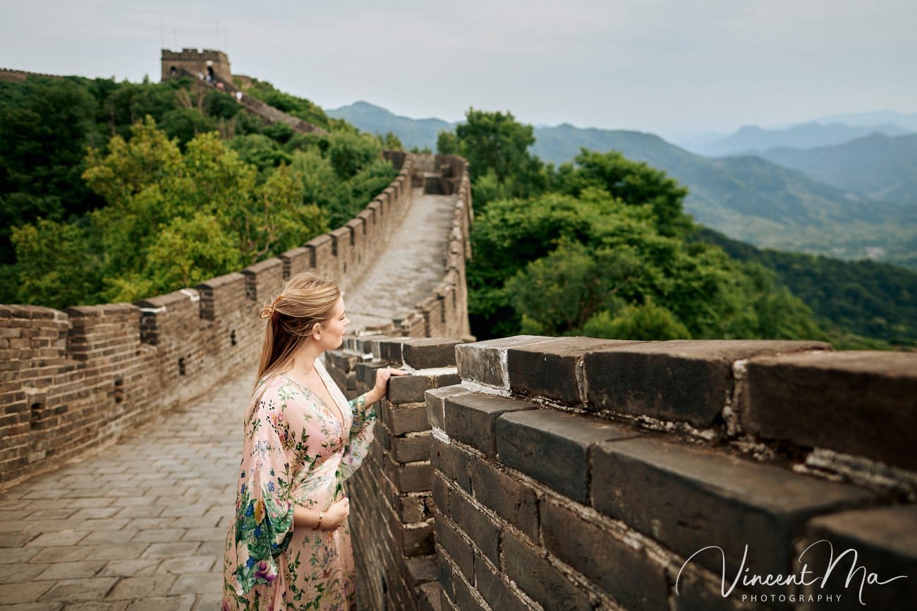 Maternity travel photography Beijing showing the convenient cable car route at Mutianyu.