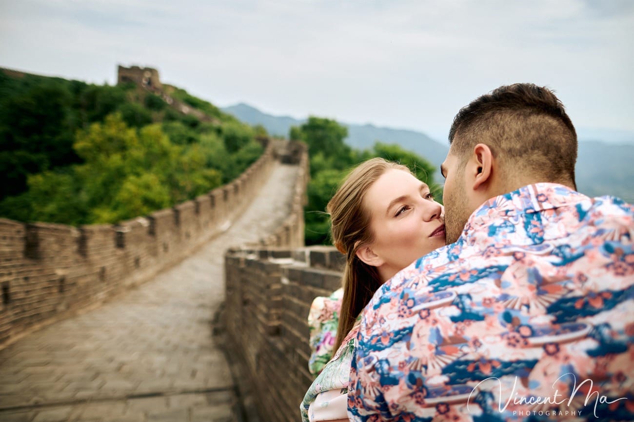 Maternity travel photography Beijing showing the convenient cable car route at Mutianyu.