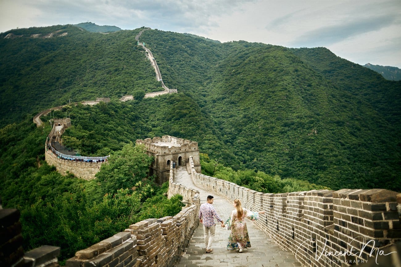 Maternity travel photography Beijing showing the convenient cable car route at Mutianyu.
